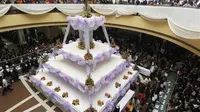 Saat kedua mempelai mengucapkan janji setia di altar pernikahan, disaksikan langsung oleh banyak pasang mata 