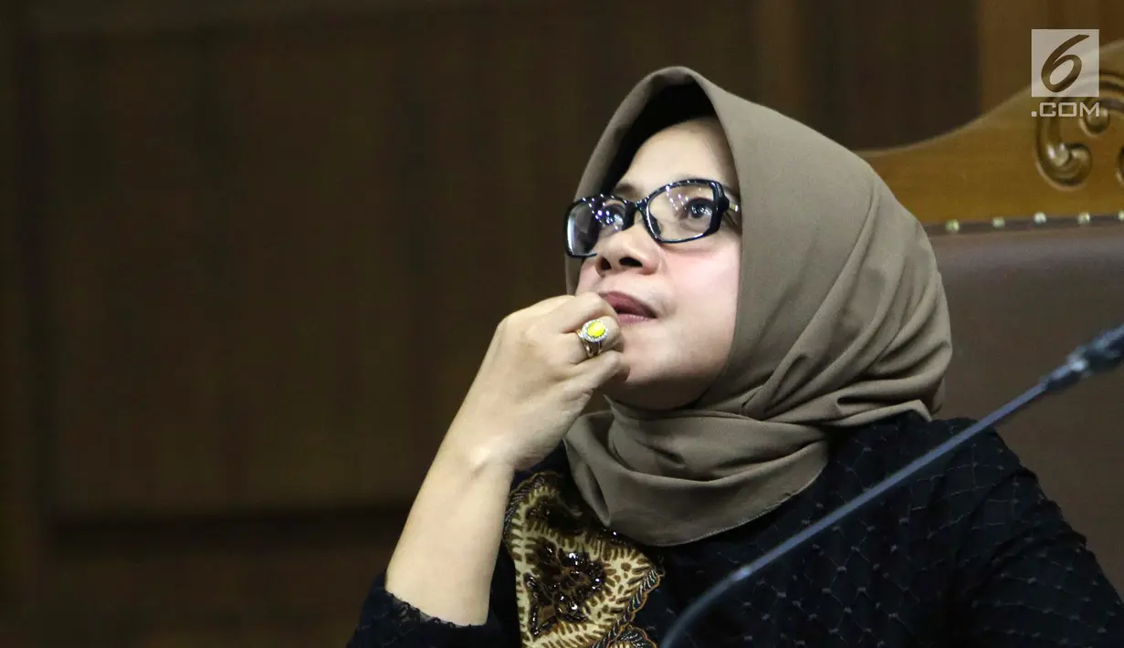 Terdakwa dugaan suap kesepakatan kontrak kerja sama pembangunan PLTU Riau-1, Eni Maulani Saragih menyimak keterangan saksi pada sidang lanjutan di Pengadilan Tipikor, Jakarta, Rabu (2/1). Tujuh saksi dihadirkan JPU KPK. (Liputan6.com/Helmi Fithriansyah)