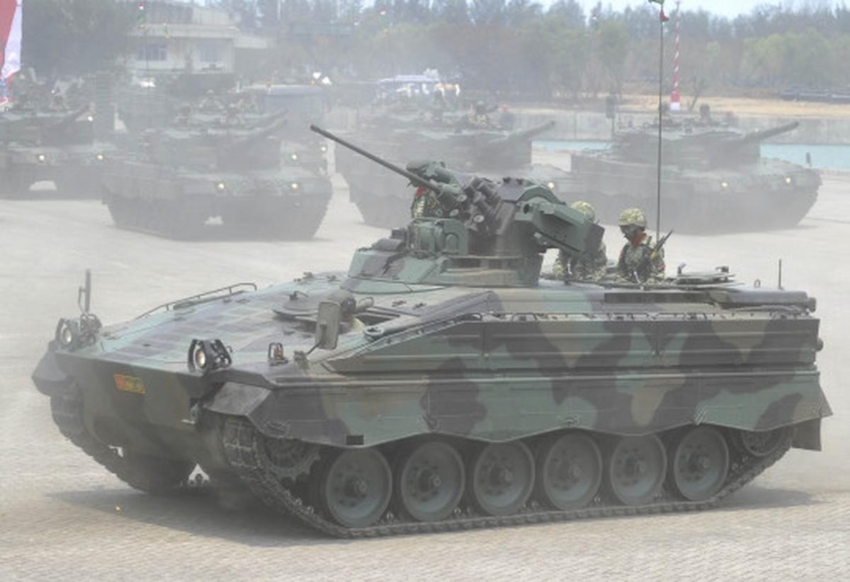 Menyaksikan ganasnya parade kendaraan tempur TNI