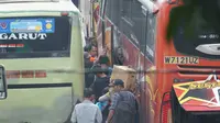 Ribuan penumpang tinggalkan Bandung via Terminal Bus Cicaheum. (Huyogo Simbolon)
