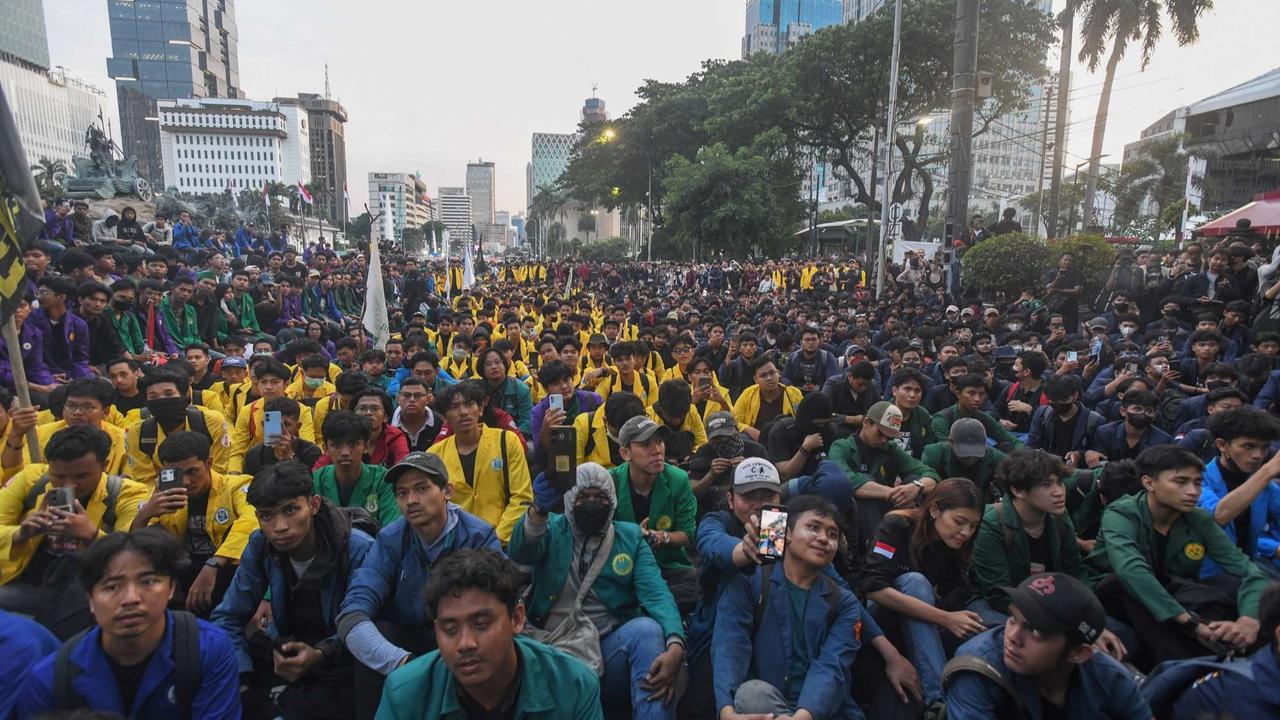 Mensesneg temui mahasiswa di aksi Indonesia Gelap