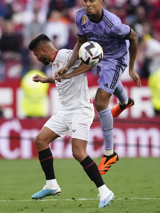 Real Madrid berhasil memenangi pertandingan itu saat berjumpa Sevilla dengan skor 2-1. (AP Photo/Jose Breton)