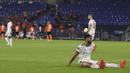 Reaksi pemain Basel Omar Alderete usai pemain Shakhtar Donetsk membobol gawang timnya pada pertandingan perempat final Liga Europa di Veltins-Arena, Gelsenkirchen, Jerman, Selasa (11/8/2020). Shakhtar Donetsk menang 4-1. (Lars Baron/Pool Photo via AP)