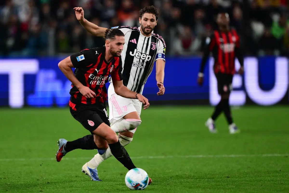 Gelandang AC Milan, Adrien Rabiot, berjibaku melawan gelandang Juventus, Manuel Locatelli