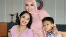Tak hanya dua putri sambung, Bella juga membesarkan dua anak kandungnya dengan penuh kasih sayang. Kini, Bella resmi menjadi ibu dari empat anak yang tumbuh dalam lingkungan penuh cinta. Potret kebersamaan ini menunjukkan keluarga yang harmonis dan kompak. (Liputan6.com/IG/@bellashofie_rigan)