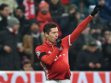 Penyerang Bayern Munchen, Robert Lewandowski, melakukan selebrasi ibu hamil usai membobol gawang Atletico Madrid pada laga Liga Champions di Stadion Alianz Arena, Jerman, Kamis (7/12/2016). Munchen menang 1-0 atas Atletico. (AFP/Christof Stache)