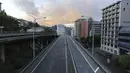 Jalan raya yang kosong penguncian atau lockdown nasional di Wellington, Rabu (18/8/2021). Perdana Menteri Selandia Baru Jacinda Ardern pada Selasa (17/8), menempatkan negaranya di bawah lockdown nasional selama tiga hari setelah satu kasus baru COVID-19 muncul di Auckland. (Marty MELVILLE/AFP)