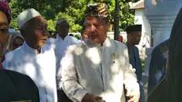 Ketua Umum FSKN Sultan Keraton Kasepuhan Cirebon PRA Arief Natadiningrat memastikan isu referendum sultan dan raja se-Indonesia hoaks. Foto (Liputan6.com / Panji Prayitno)