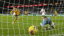 Gelandang Wolverhampton Wanderers, Pedro Neto, saat mencetak gol ke gawang Southampton pada laga lanjutan Liga Inggris di Molineux Stadium, Selasa (24/11/2020) dini hari WIB. Wolverhampton imbang 1-1 menghadapi Southampton. (AFP/Andrew Boyers/pool)