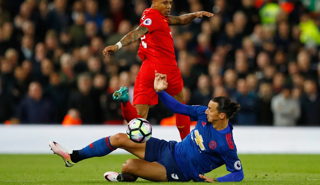 Penyerang MU, Zlatan Ibrahimovic beraksi menghadang  pemain Liverpool Nathaniel Clyne pada pertandingan Liverpool melawan MU di stadion Anfield, Liverpool, Inggris (17/17). Liverpool dan MU harus puas bermain imbang tanpa gol. (Reuters/Phil Noble)