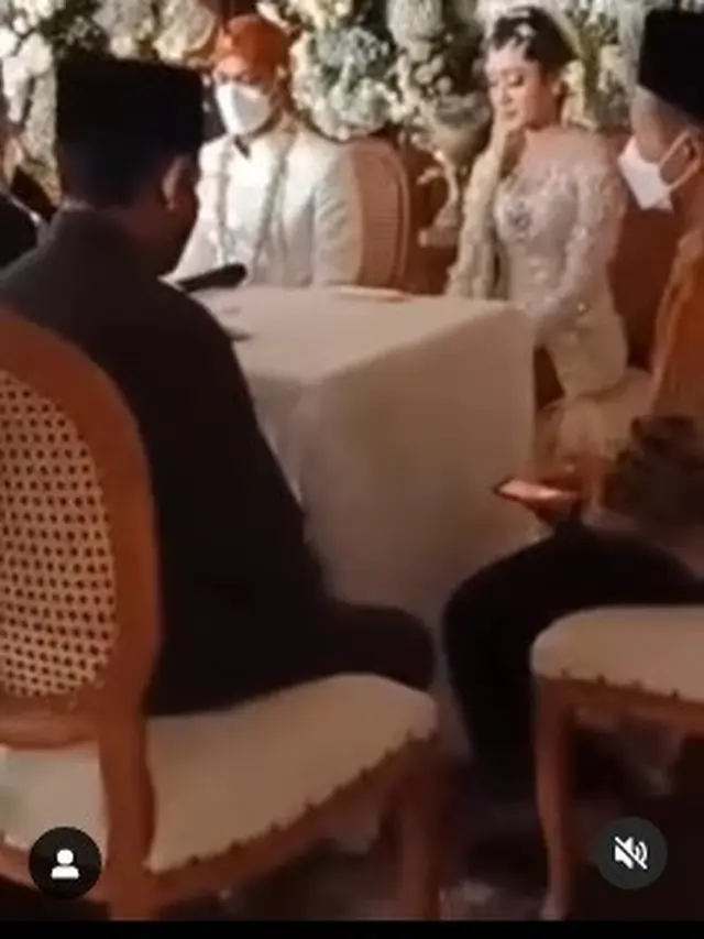 Pedangdut Yeni Inka resmi menikah dengan Briptu Khrisna Shakti (Foto: Instagram @heyek_story)