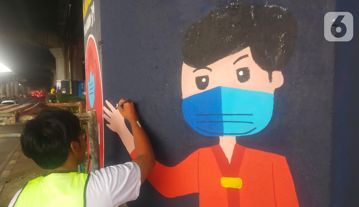 Mahasiswa melukis mural bertemakan sosialisasi pencegahan Covid-19 di kolong jalan tol dalam kota, Kebun Nanas, Jakarta, Jumat (4/12/2020). Kegiatan sekitar 90 tiang kolong tol sepanjang jalan MT Haryono ini difasilitasi Satgas Covid-19. (merdeka.com/Arie Basuki)