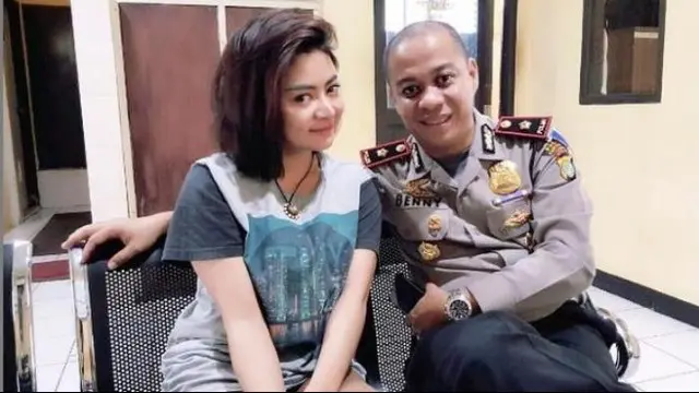 Kapolsek Pademangan, Jakarta Utara, Kompol Benny Alamsyah terancam sanksi tegas oleh institusinya. Hal ini lantaran fotonya bersama dengan model Vitalia Shesya tersebar luas di media sosial.