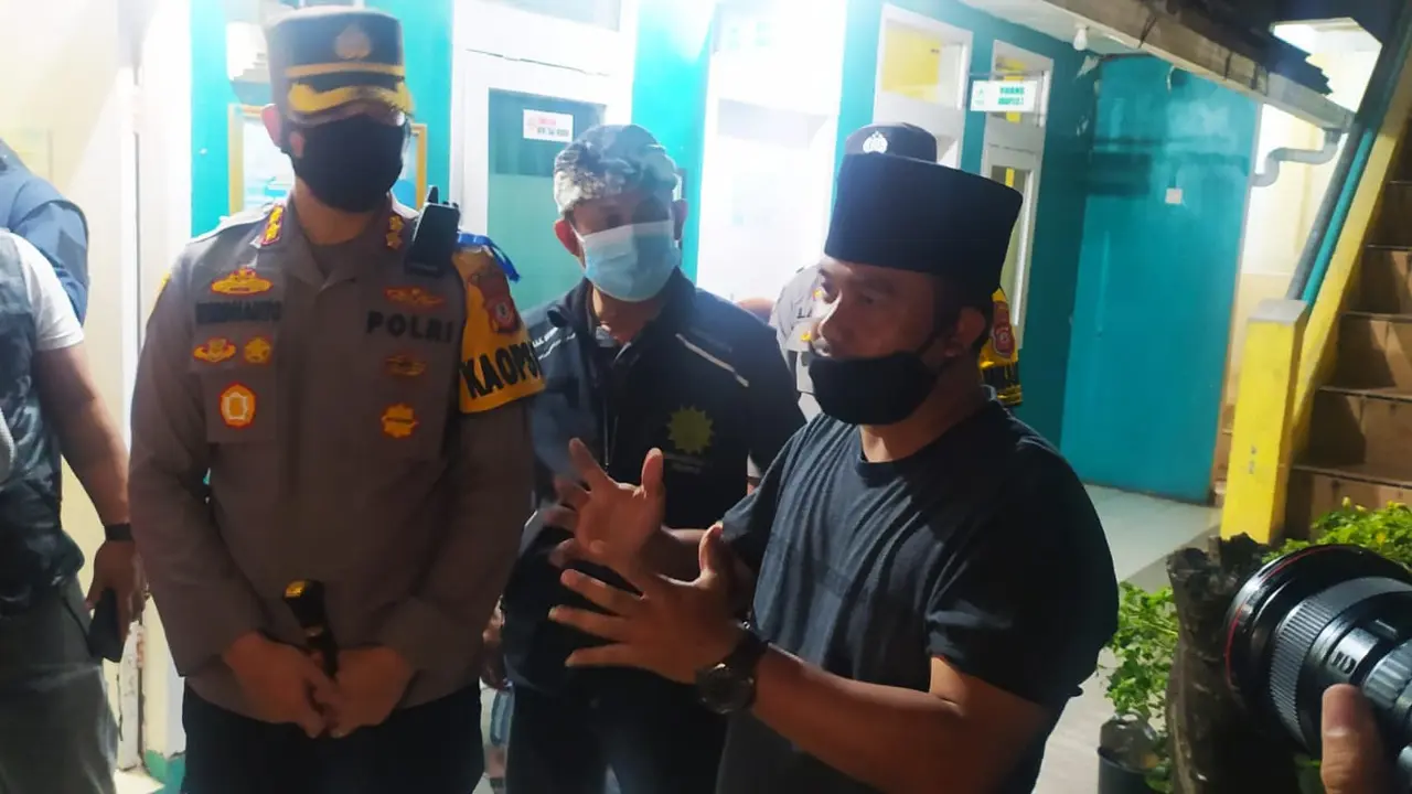 Kapolres Garut AKBP Wirdhanto Hadicaksono didampingi beberapa tokoh masyarakat Garut selepas menjenguk Muhammad Gibran Arrasyid (14) pendaki yang hilang misterius di Gunung Guntur, Ahad lalu.