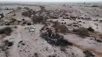 Polisi memeriksa puing-puing pesawat yang jatuh saat penerbangan wisata yang membawa turis di atas Garis Nazca di Peru, Sabtu, 1 Agustus 2026. (Foto AP/Genry Bautista)