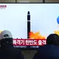 Sebuah layar TV menunjukkan gambar file peluncuran rudal Korea Utara selama program berita di Stasiun Kereta Api Seoul di Seoul, Korea Selatan, Senin (20/2/2023). Militer Korea Selatan pada Senin menyebutkan bahwa Korea Utara menembakkan dua rudal balistik di lepas pantai timurnya. (AP Photo/Ahn Young-joon)