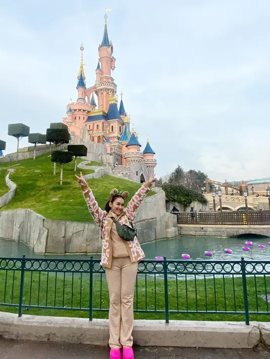 Makin kece, penampilannya dilengkapi statement shoes warna shock pink. [@ayutingting92].