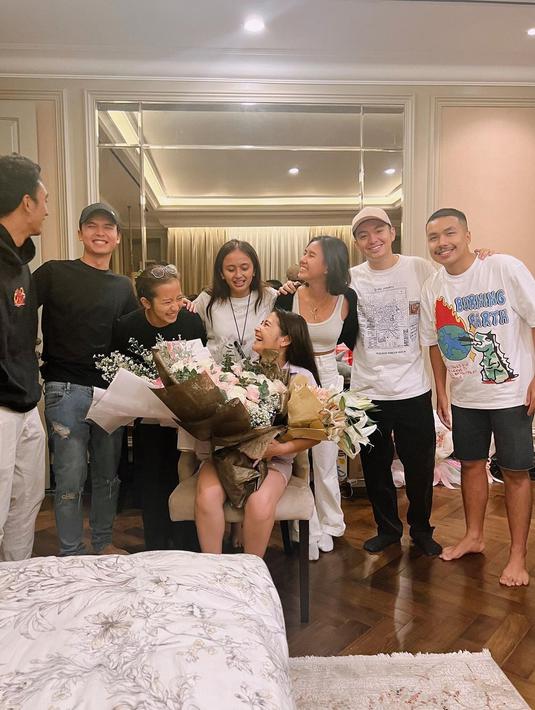 Sebuah foto memperlihatkan Prilly Latuconsina kedatangan 7 sahabat. Dua di antaranya adalah Angga Yunanda dan Shenina Cinnamon. Para sahabat berdiri sementara prilly Latuconsina tersenyum lebar dengan dua tangan memegangi dua buket kembang berukuran besar. Saking antusias, sang aktris sampai tak sadar bahwa sedang difoto. Happy banget, ya Prilly! (Foto: Dok. Instagram @prillylatuconsina96)