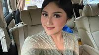Gaya Manis Erina Gudono Berkebaya Saat Hadiri Wisuda Adik (Tangkapan Layar Instagram/erinagudono)
