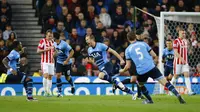 Striker Tottenham Hotspur Harry Kane merayakan gol ke gawang Stoke City dalam lanjutan Liga Inggris di Britannia Stadium, Selasa dinihari WIB (19/4/2016). (LIputan6.com/Reuters / Darren Staples Livepic)