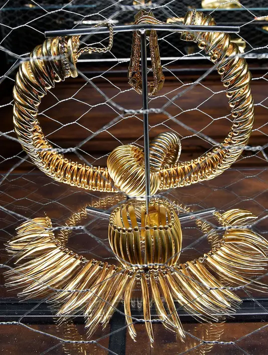 Perhiasan dan ornamen diperlihatkan saat pameran 'Gianfranco Ferre' sotto un'altra luce. Gioielli e Ornamenti ' di Turin, Italia, (11/10). Sekitar 200 permata kelas dunia dipamerkan perancang Italia, 'Gianfranco Ferre. (Alessandro Di Marco/ANSA via AP)