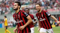 Gelandang AC Milan, Hakan Calhanoglu, menyumbangkan satu gol saat timnya menang 4-1 atas Helles Verona pada laga pekan ke-36 Serie A, di San Siro, Sabtu (5/5/2018) waktu setempat. (AP Photo/Antonio Calanni)