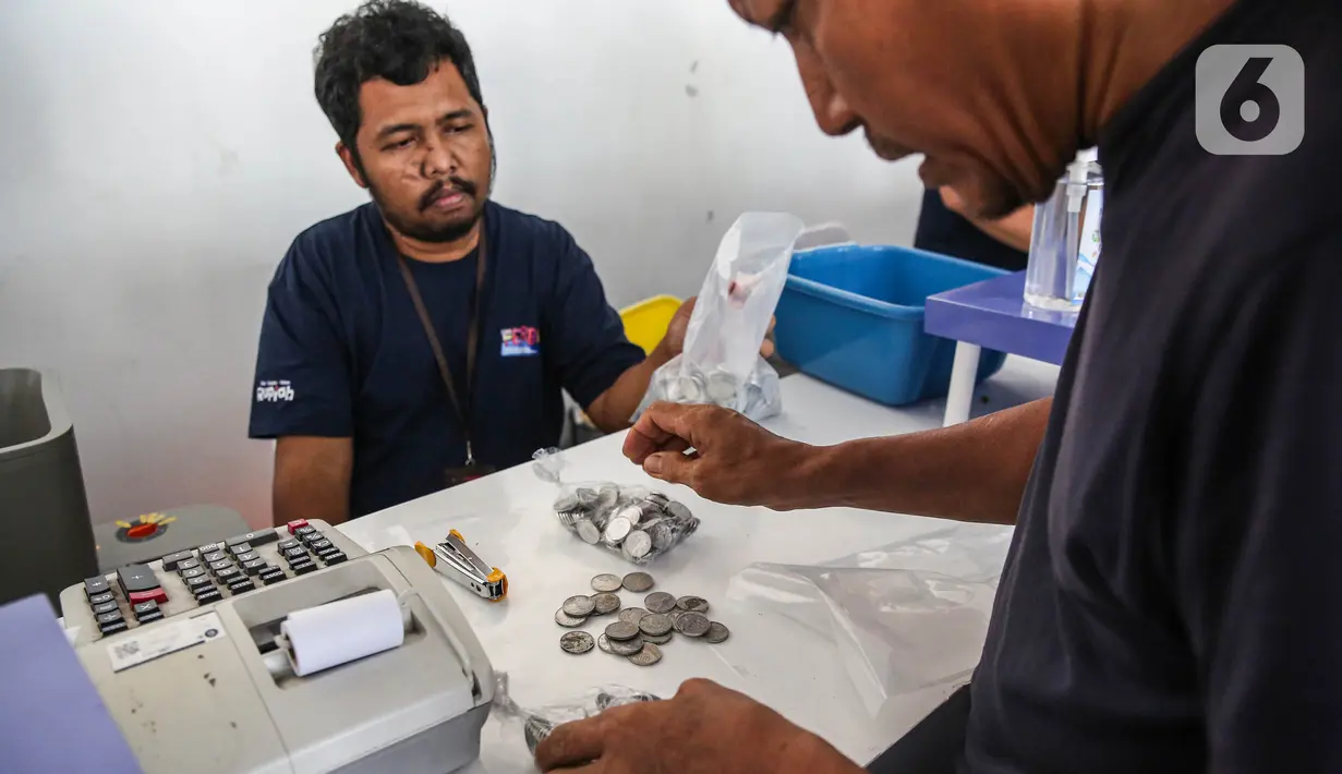 Bank Indonesia juga mengajak masyarakat untuk meningkatkan kecintaan terhadap uang Rupiah logam. Secara uang Rupiah logam memilikin nominal kecil, namun manfaatnya sebagai alat transaksi pembayaran yang sah sangat besar. (Liputan6.com/Angga Yuniar)