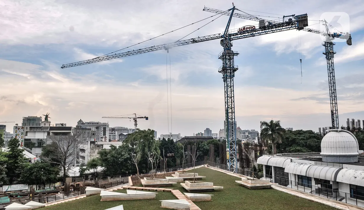 Suasana proyek revitalisasi Taman Ismail Marzuki (TIM) Tahap I, Jakarta, Rabu (6/1/2021). Proyek revitalisasi TIM Tahap I tersebut ditargetkan rampung pada pertengahan tahun 2021. (merdeka.cim/Iqbal S. Nugroho)