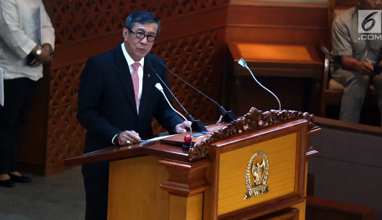 Menkumham Yasonna Laoly membacakan pandangan pemerintah terhadap revisi UU KPK dalam sidang paripurna ke-9 Masa Persidangan I 2019-2020 di Kompleks Parlemen, Senayan, Selasa (17/9/2019). Rapat Paripurna DPR menyetujui Revisi Undang-Undang Nomor 30 Tahun 2002 tentang KPK. (Liputan6.com/Johan Tallo)