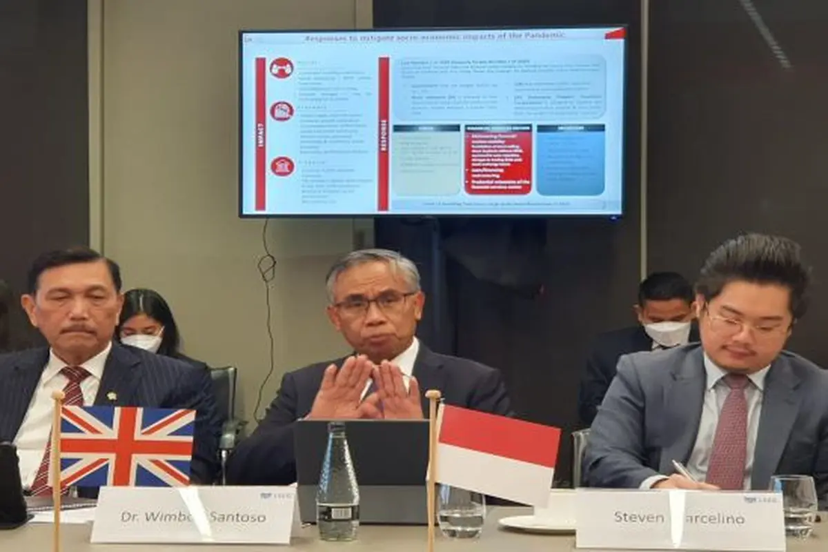 Ketua Dewan Komisioner OJK Wimboh Santoso  dan Menko Kemaritiman dan Investasi Luhut B. Pandjaitan dalam acara Capital Market Day di London, Inggris, Jumat, 29 Oktober 2021. (Dok: OJK)