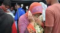 Seorang wanita menangis usai kerabatnya meninggal setelah gempa bumi di Pidie Jaya, Aceh, Rabu (7/12). Seperti dirilis BMKG, gempa berkekuatan 6,4 SR mengguncang Aceh sekitar pukul 05.03 WIB. (AFP PHOTO/Chaideer Mahyuddin)