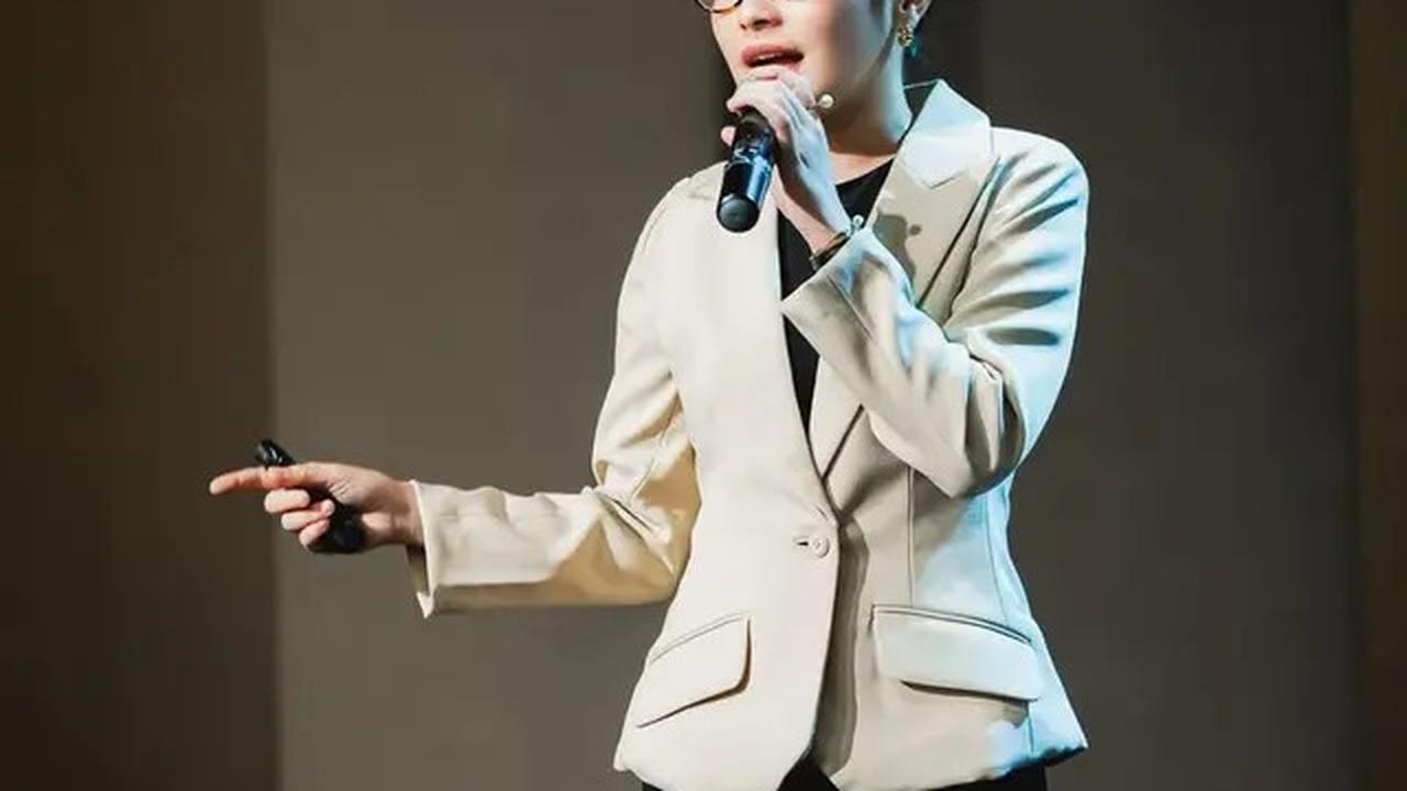 Resmi Jadi Dosen Tetap, Begini Gaya Mengajar Prilly Latuconsina yang Anggun dan Profesional
