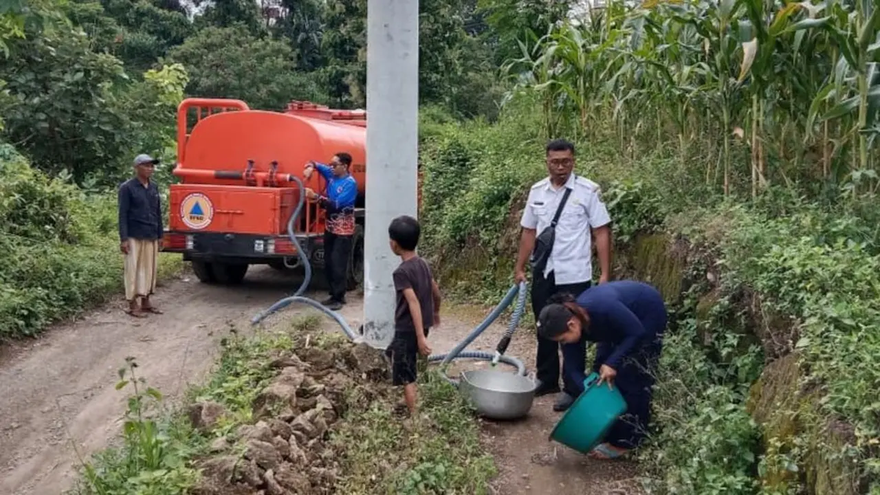 BPBD Kabupaten Bondowoso bersama pemerintah daerah setempat melakukan pendistribusian air bersih ke Desa Klekean akibat kekeringan di sana.