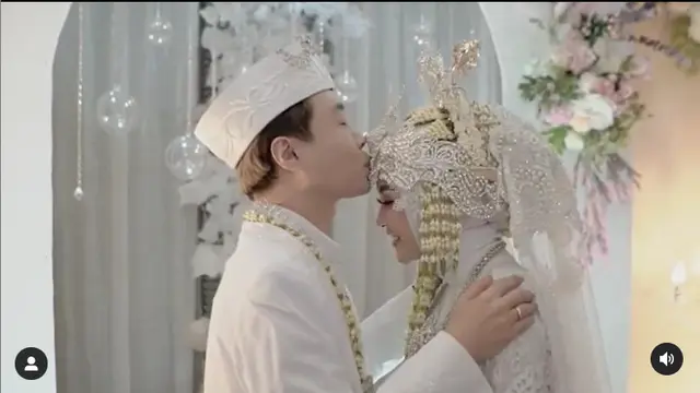 6 Momen Pernikahan YouTuber Ujung Oppa dan Kania Permatasari, Usung Adat Sunda