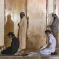Umat Muslim melaksanakan sholat Tahajud selama Malam Lailatul Qadar pada bulan suci Ramadhan di Masjid Naif di Dubai (5/5/2021). Malam Lailatul Qadar di mana Alquran pertama kali diturunkan kepada Nabi Muhammad. (AFP/Karim Sahib)