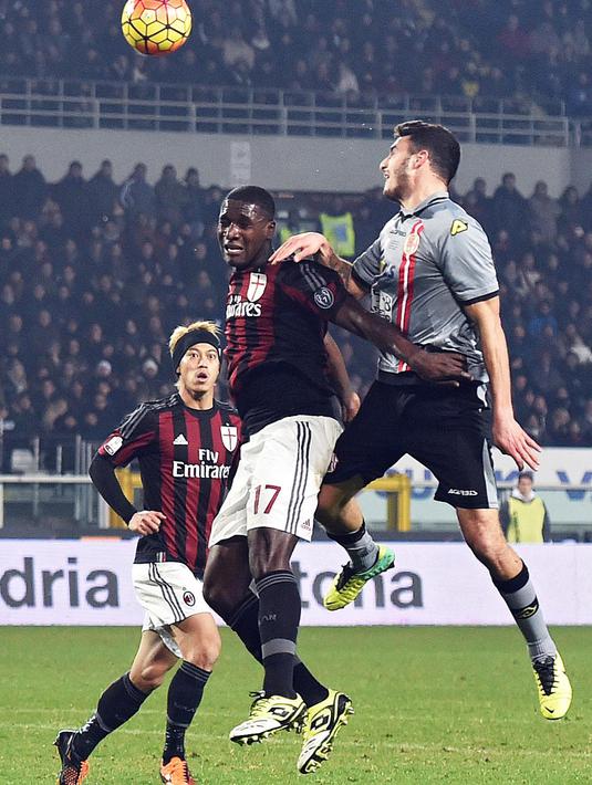 Pemain AC Milan, Cristian Zapata (kiri), berebut bola dengan pemain Alessandria, Ricardo Bocalon, dalam leg pertama semifinal Coppa Italia di Stadion Olimpico, Roma, Rabu (27/1/2016) dini hari WIB. (EPA/Andrea Di Marco)
