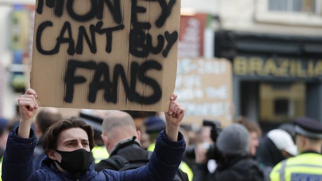 FOTO: Diwarnai Aksi Unjuk Rasa Menentang Liga Super Eropa, Chelsea Ditahan Imbang Brighton 0-0 - Fans Chelsea Protes
