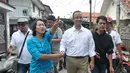 Cagub DKI Jakarta, Anies Baswedan ketika mengunjungi pemukiman warga di Jalan Kali Krukut Lio, Jakarta Barat, Kamis (3/11). Kepada warga, Anies berjanji memprioritaskan penataan wilayah tanpa melanggar prinsip kemanusiaan. (Liputan6.com/Yoppy Renato)