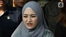 Selebriti Nathalie Holscher menyampaikan keterangan usai menjalani sidang perceraian dengan komedian Entis Sutisna atau lebih dikenal Sule di Pengadilan Agama (PA) Cikarang, Jawa Barat, Rabu (20/7/2022). Nathalie Holscher dan Sule datang ke PA Cikarang untuk menghadiri sidang perdana perceraian yang beragendakan pemeriksaan berkas dan mediasi. (Liputan6.com/Herman Zakharia)