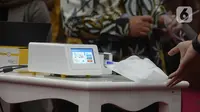 Alat GeNose C19 buatan Universitas Gadjah Mada (UGM) dijajal di Kementerian PMK, Jakarta, Kamis (7/1/2021). Selain GeNose, Muhadjir juga menerima alat rapid test yang dibuat oleh Universitas Padjajaran (Unpad). (merdeka.com/Imam Buhori)
