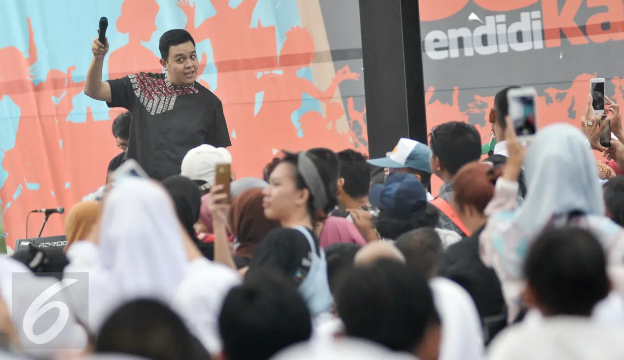 Aksi panggung Tulus saat menghibur penonton di Pesta Pendidikan di RPTRA Kalijodo, Jakarta, Selasa (2/5). Tulus meriahkan Pesta Pendidikan dalam Peringatan hari pendidikan Nasional di RPTRA Kalijodo. (Liputan6.com/Yoppy Renato)