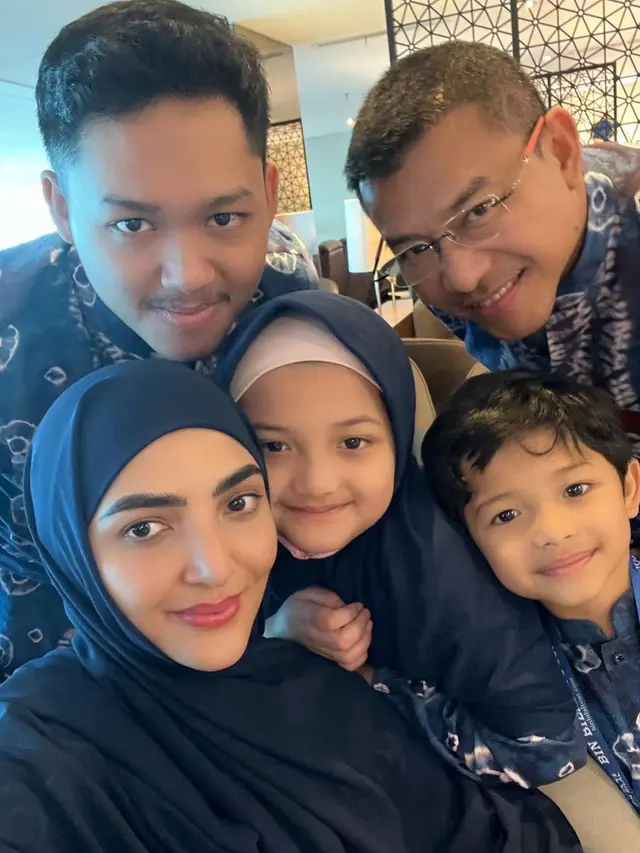 Sempat Batal, Ini 7 Potret Keluarga Anang Hermansyah Berangkat Umrah