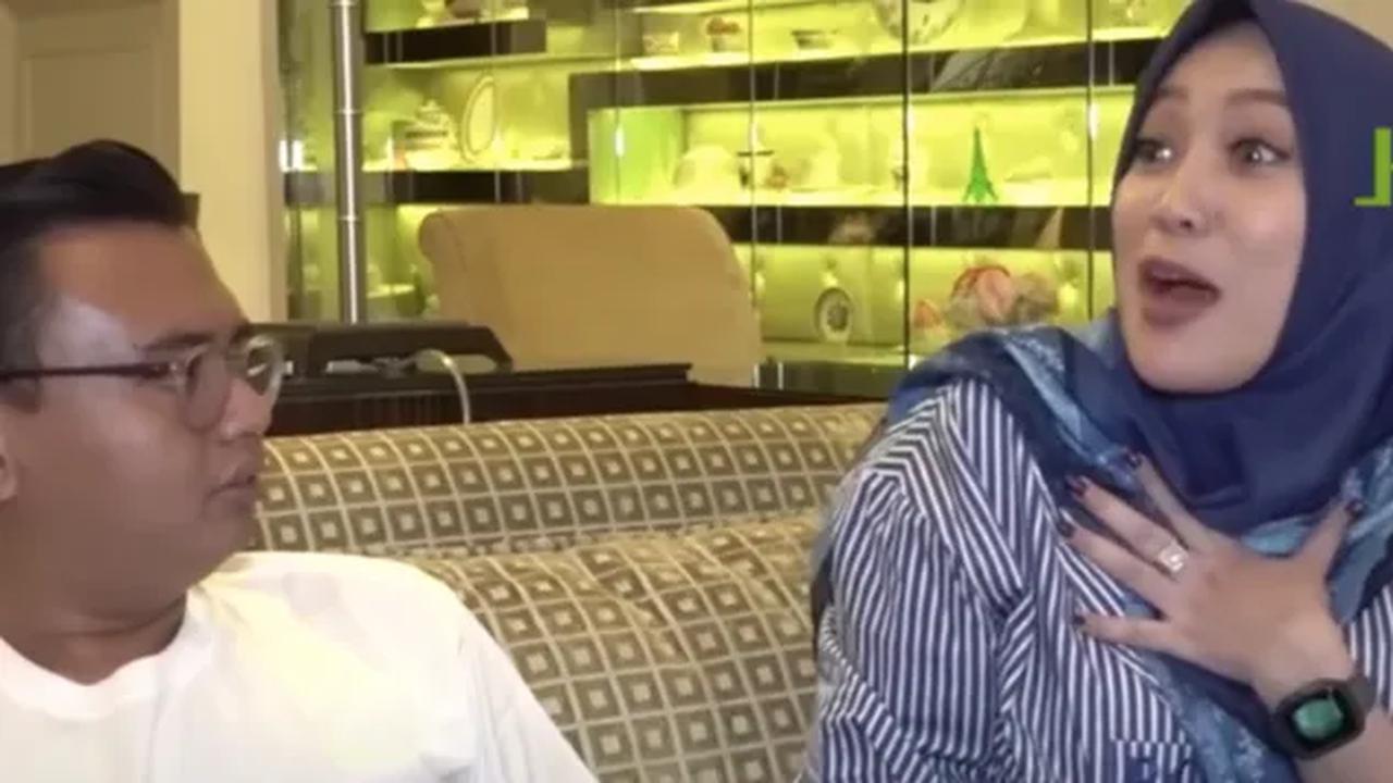 Akbar Datang Membawa Perempuan