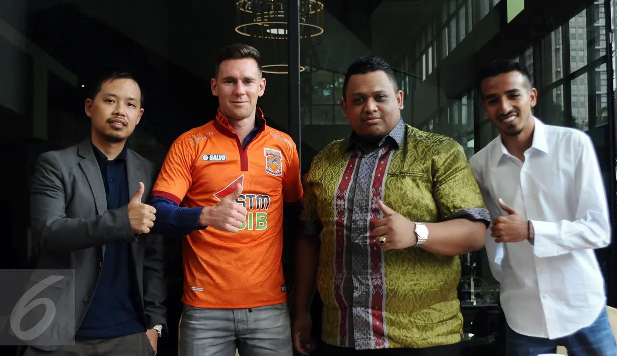 Shane Smeltz (kedua kiri) berfoto bersama Presiden klub PBFC, Nabil Husein Said Amin usai penandatanganan kontrak di Jakarta, Selasa (11/4). Shane Smeltz berstatus marquee player dan dikontrak oleh PBFC selama semusim. (Liputan6.com/Helmi Fithriansyah)