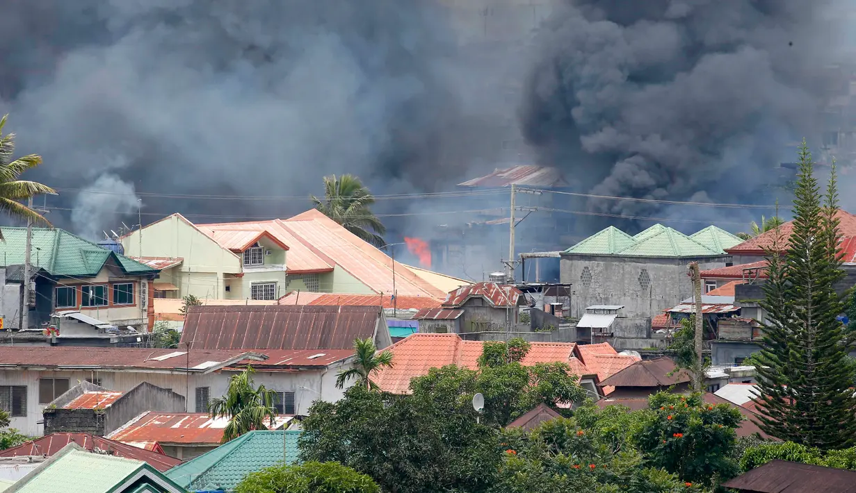 Kepulan asap terlihat menyusul serangan udara oleh Angkatan Udara Filipina ke kawasan yang telah di kuasai militan Maute di kota Marawi , Filipina selatan Sabtu, (27/5). (AP Photo / Bullit Marquez)