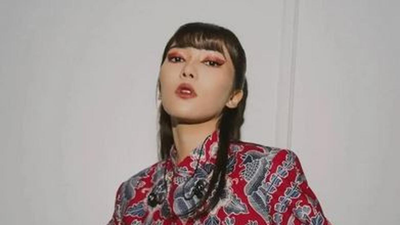 7 Inspirasi Baju Batik Kombinasi untuk Pesta Pernikahan ala Artis, dari Yura Yunita hingga Nadine Chandrawinata