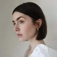 Ya, Lily Collins tampil super menawan dengan gaya rambut terbarunya, yaitu blunt bob. [Foto: Instagram/lilyjcollins]