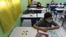 Sejumlah siswa mengikuti kegiatan belajar tatap muka di SMP Negeri 2 Bekasi, Selasa (23/3/2021). Di dalam kelas, mereka duduk di kursi yang sudah diatur jaraknya untuk meminimalkan risiko penularan virus corona COVID-19. (Liputan6.com/Herman Zakharia)