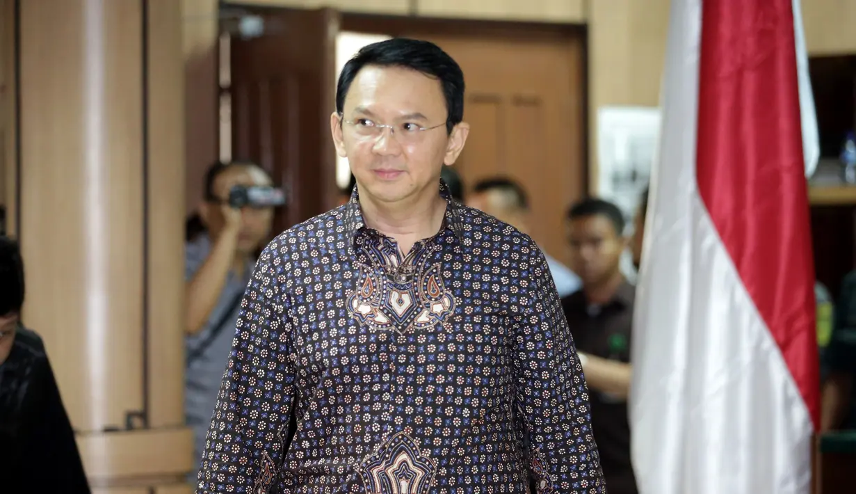 Terdakwa kasus dugaan penistaan agama Basuki Tjahaja Purnama (Ahok) berjalan menuju kursi terdakwa untuk menjalani sidang lanjutan di PN Jakarta Utara, Selasa (26/12). Sidang ini beragenda putusan sela dari majelis hakim (Liputan6.com/Bagus Indahono/Pool)