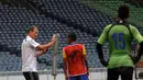 Direktur Teknik Barito Putera, Milomir Seslija (kiri) berbincang dengan salah satu pemainnya saat laga uji coba melawan Persija di Stadion GBK Jakarta, Rabu (4/2/2015).(Liputan6.com/Helmi Fithriansyah)